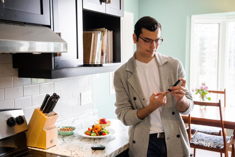 Image of a diabetic man testing his blood sugar