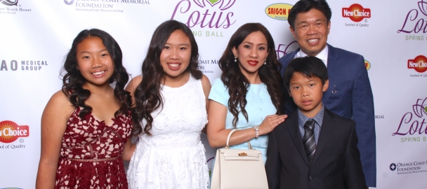 Photo of Han and Jayce Yenson and their three children